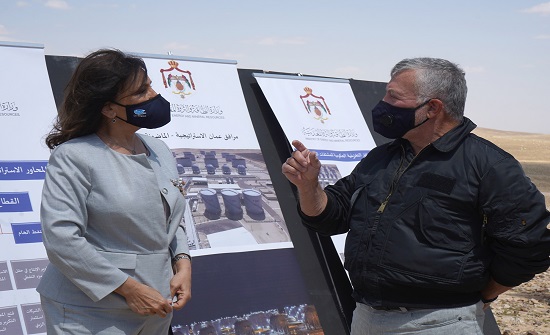 الملك يوجه الحكومة إلى الاستفادة من انخفاض أسعار النفط بهدف تعزيز المخزون الإستراتيجي