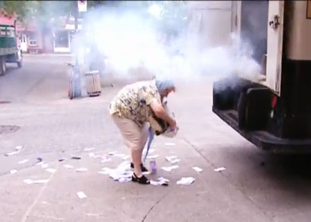 جدّات يسرقن أموال المصرف