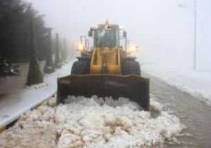 آليات الدوائر المعنية في المزار الجنوبي تعمل على فتح الطرق
