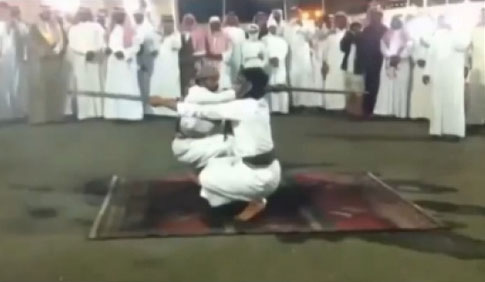 بالفيديو.. سعودي يطلق الرصاص على مؤخرته بطريق الخطأ أثناء أحد الأفراح بالفيديو.. سعودي يطلق الرصاص على مؤخرته بطريق الخطأ أثناء أحد الأفراح