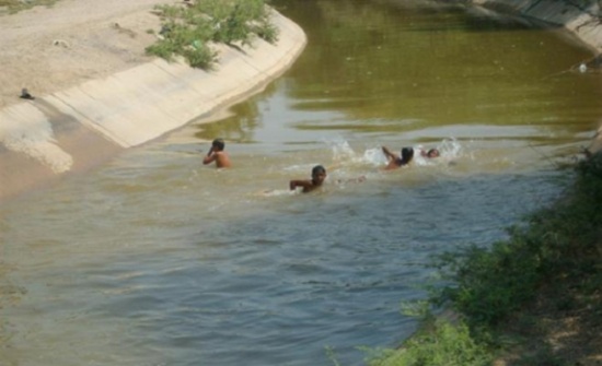 الدفاع المدني يبحث عن طفل في قناة الملك عبدالله الدفاع المدني يبحث عن طفل في قناة الملك عبدالله
