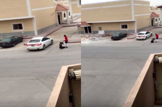 شاهد.. شاب يعتدي على عامل بالضرب