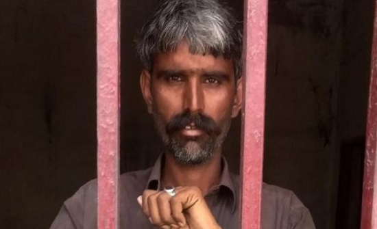 رجل يشنق زوجته ويعلقها على شجرة بعدما اكتشف إصابتها بالإيدز رجل يشنق زوجته ويعلقها على شجرة بعدما اكتشف إصابتها بالإيدز