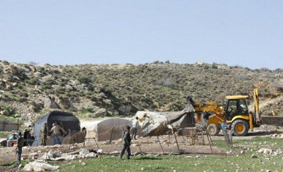 الاحتلال الاسرائيلي يهدم خياما في الأغوار الشمالية الاحتلال الاسرائيلي يهدم خياما في الأغوار الشمالية