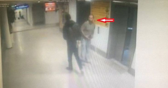 بالفيديو : شاهدوا أحد مهاجمي مطار أتاتورك يقتل شرطيا طلب (جواز سفره)