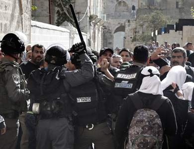 جهاز الأمن الإسرائيلي يحذر من تصعيد المواجهات على خلفية حالة الغليان بالمسجد الأقصى جهاز الأمن الإسرائيلي يحذر من تصعيد المواجهات على خلفية حالة الغليان بالمسجد الأقصى