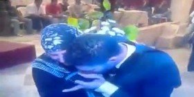 كرم والدته وقبل قدميها ليلة زفافه