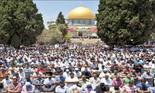 نحو 300 ألف مٌصل يؤدون صلاة الجمعة الثالثة في رحاب 'الأقصى' نحو 300 ألف مٌصل يؤدون صلاة الجمعة الثالثة في رحاب 'الأقصى'