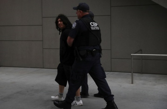 السلطات الأمريكية تعتقل المئات من المهاجرين في عدة ولايات