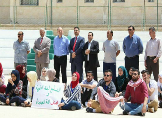 مجسم طلابي ينبذ العنف في جامعة إربد الأهلية مجسم طلابي ينبذ العنف في جامعة إربد الأهلية