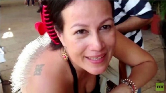 شاهد...كولومبية تحتج على مصارعة الثيران بوخز جلدها بالإبر