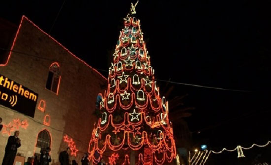 إضاءة شجرة الميلاد في القدس يضفي البهجة ويجدد الأمل