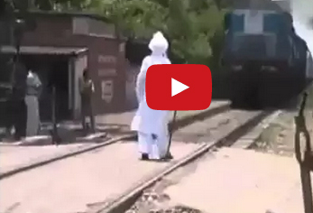 شاهد ..  عجوز شجاع يتحدى أسرع قطار!