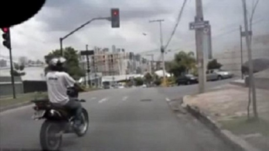 شاهد.. سائق دراجة نارية يركل سيارة خلال سيرها والنتيجة مؤلمة