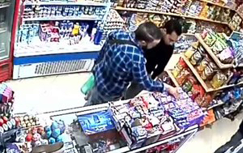 شاهد: كيف سرق شابان أنيقان سوبر ماركت