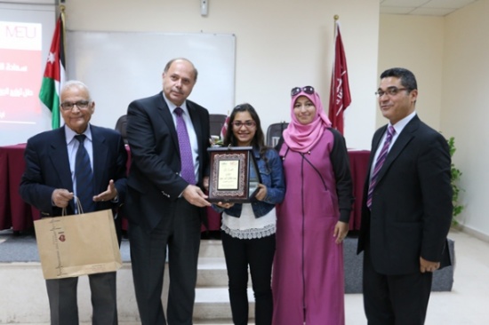 جامعة الشرق الاوسط تكرم طالبات مدارس مبدعات في الأدب