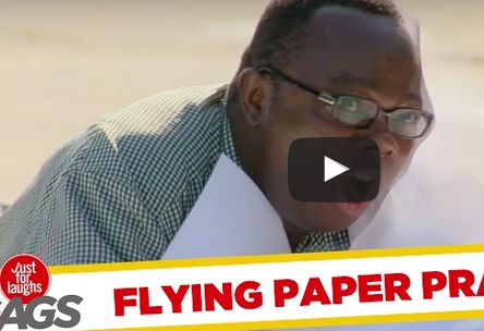 بالفيديو.. فتاة حسناء تنفذ مقلبا قاسيا بالمارة