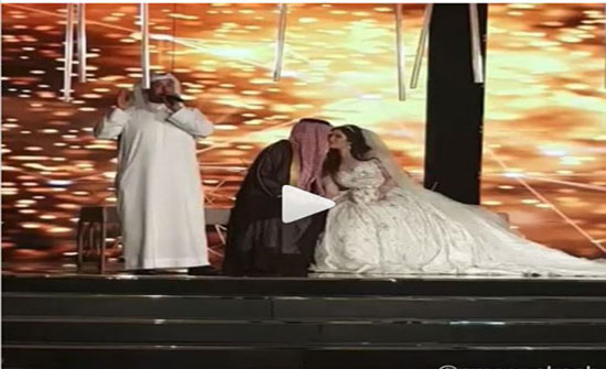 بالفيديو - قبلة حمود الفايز لرؤى الصبان على الكوشة تشعل الشبكات بالفيديو - قبلة حمود الفايز لرؤى الصبان على الكوشة تشعل الشبكات