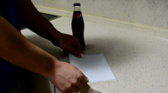 شاهد.. أسهل طريقة لفتح زجاجة مشروب