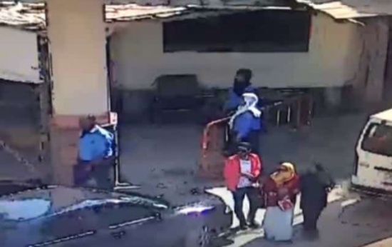 بالفيديو: شاهد لحظة صفع برلماني مصري لموظفة أمن بجامعة الفيوم!