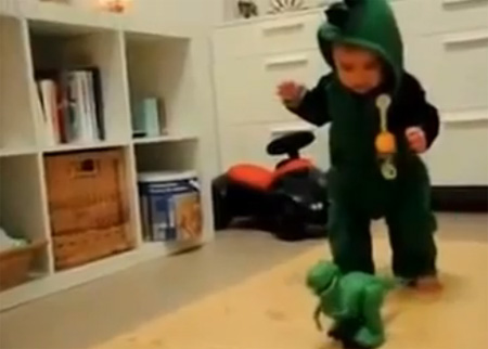 طفل يتمتع باخافة نفسه