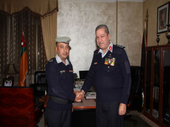 تكريم وكيل بالدفاع المدني .. انقذ طفلاً احترق بيته