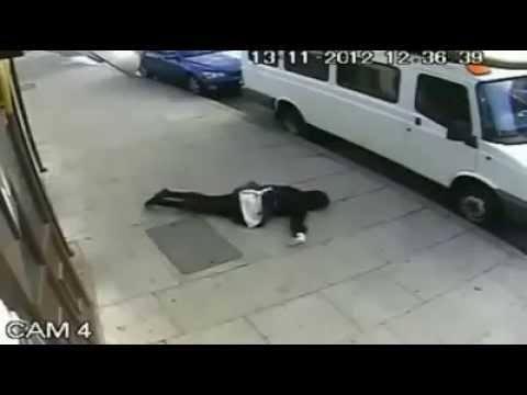 شاهد..بريطاني يضرب فتاة مسلمه محجبة وتموت اثر الضربة