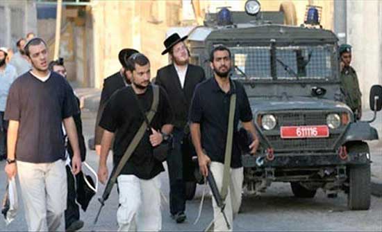مستوطنون إسرائيليون يهاجمون منازل فلسطينيين في "الشيخ جراح" مستوطنون إسرائيليون يهاجمون منازل فلسطينيين في "الشيخ جراح"