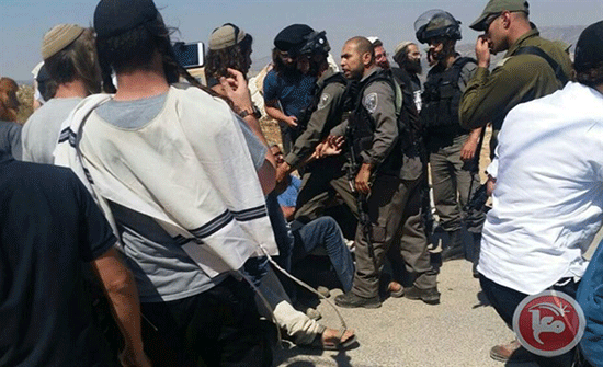 المستوطنون يهاجمون عوريف ويضربون مسنا