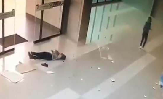 بالفيديو: لحظة سقوط عامل اسيوي من أعلى بناية