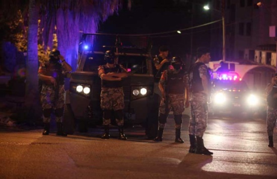 خلاف حول صندوق "عدة أثاث" انتهى بقتل طبيب مخضرم ونجار شاب خلاف حول صندوق "عدة أثاث" انتهى بقتل طبيب مخضرم ونجار شاب