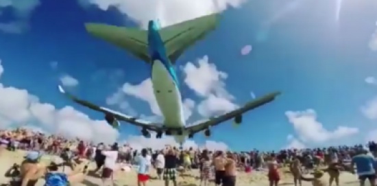 فيديو| طائرة عملاقة كادت تسقط على رؤوس السيّاح!