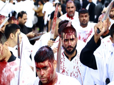 مئات الآلاف من الشيعة يحيون ذكرى عاشوراء في مدينة كربلاء مئات الآلاف من الشيعة يحيون ذكرى عاشوراء في مدينة كربلاء