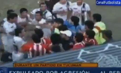 هوشة بالملعب والحكم يطرد لاعب بسبب كلب