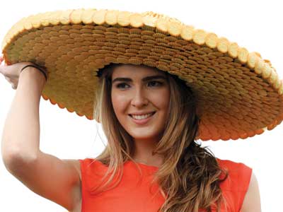 قبعة ضخمة من.. ‘البسكويت’!