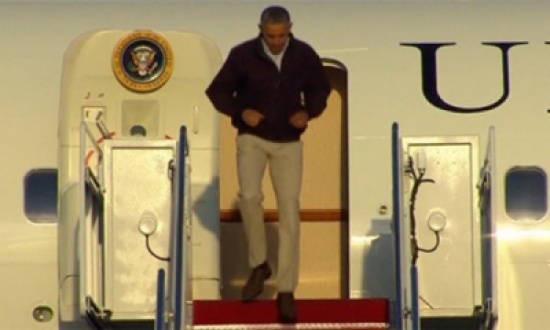 شاهد.. أوباما يكاد ينزلق على سلالم طائرته الرئاسية