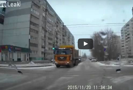 شاهد.. شاحنة تدهس امرأة حتى الموت