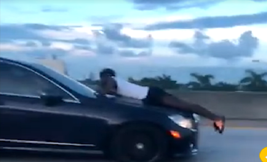 بالفيديو: مقطع صادم لركاب يفترشون سطح قطار مكدس في بنجلاديش