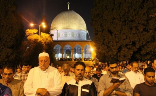 بالفيديو : آلاف المصلين في الأقصى يهتفون ضد السيسي ويدعون لمرسي