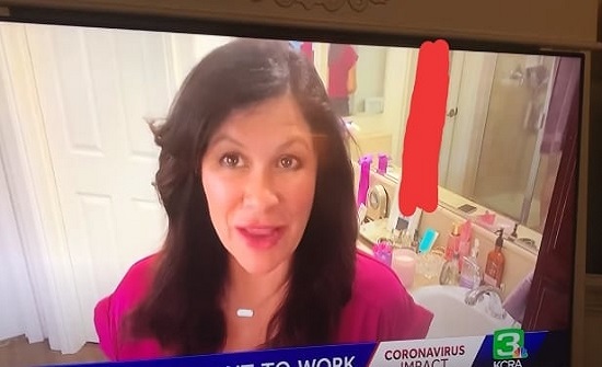 أمام الكاميرا.. شاهد مراسلة أمريكية تقع في موقف محرج بسبب العمل من المنزل