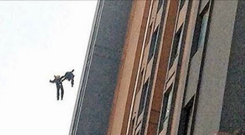 سقوط رجلي إطفاء من الطابق 13