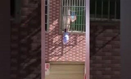 لقطات مروعة لطفل معلق من رقبته بين قضبان نافذة (فيديو) لقطات مروعة لطفل معلق من رقبته بين قضبان نافذة (فيديو)