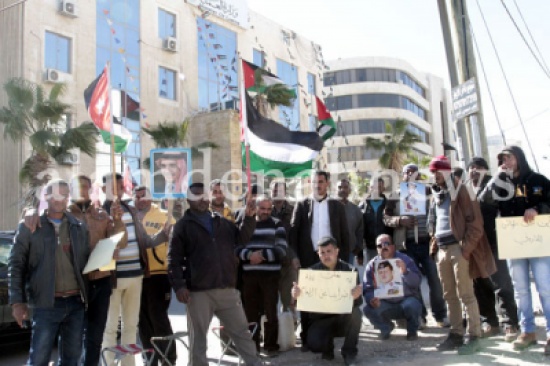 بالصور .. موظفون مفصولون من " الأبيض للأسمدة " يعتصمون أمام " العمل