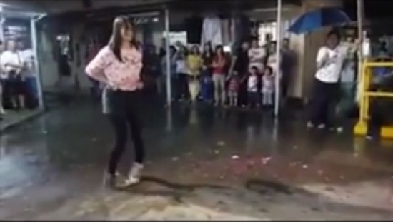 شاهد.. فتاة تؤدي حركات قتالية على أنغام الطبول