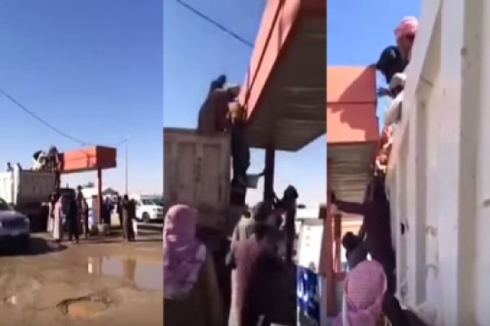 شاهد.. محاولات فاشلة لإنقاذ عامل