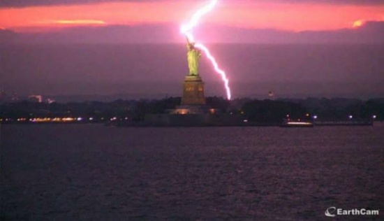 فيديو: صاعقة تضرب تمثال الحرية