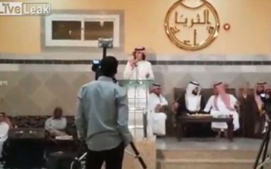 شاهد.. لحظة وفاة شاب سعودي أثناء غنائه بإحدى المناسبات