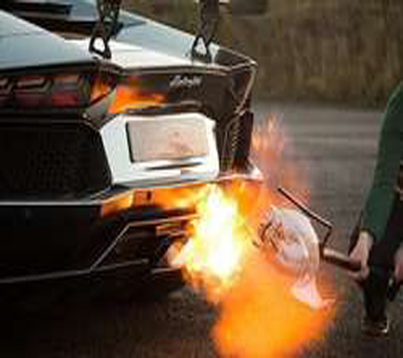 بريطاني يطهو ديك رومي على نيران محرك لامبورجيني