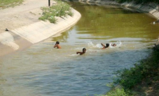 البحث عن طفل غرق في قناة الملك عبد الله