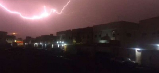شاهد..  البرق يحوّل الليل إلى نهار